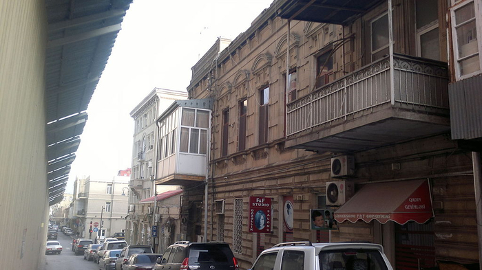 Vali_KhulufluBuilding_on_Bashir_Safaroglu_Street_102 (700x393, 273Kb)