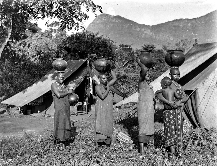 Африка  Четыре женщины шамбала с глиняными кувшинами на голове, 1900 год (700x536, 306Kb)