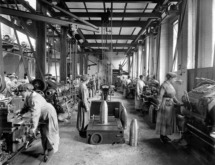 Англия  аботницы завода Cunard Shell Works в Беркенхеде изготавливают боеприпасы для отправки во Францию во время Первой мировой войны. 1917 г. (700x536, 274Kb)