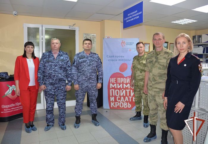 7290319_V_Ugre_predstaviteli_Rosgvardii_prisoedinilis_k_donorskoi_akcii_i_sdali_bolee_20ti_litrov_krovi (700x486, 66Kb)