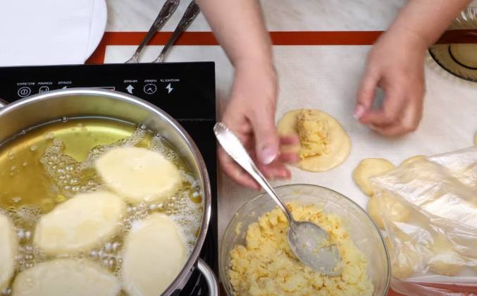 Жареные пирожки с картошкой и луком на сковороде4 (677x420, 164Kb)