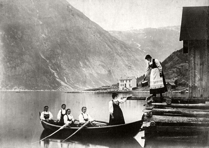 норвегия Юные девушки в Норвегии, 1897 год (700x495, 224Kb)