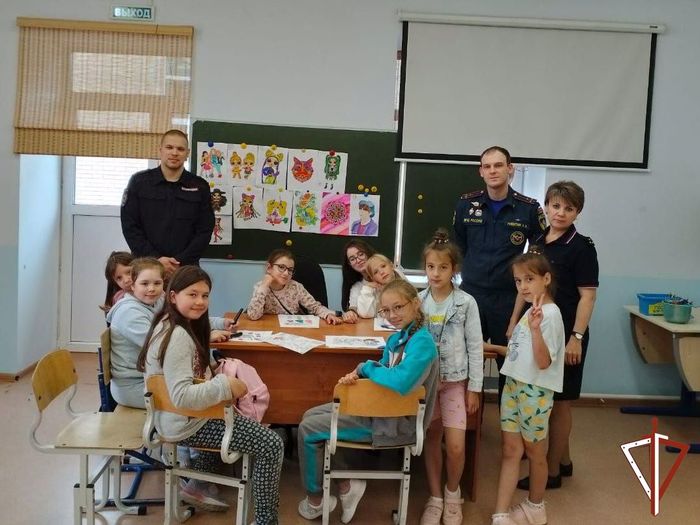 7290319_Rosgvardiya_prodoljaet_meropriyatiya_so_shkolnikami_v_Ugre_posvyashennie_vserossiiskomy_proekty_Kanikyli_s_Rosgvardiei (700x525, 63Kb)