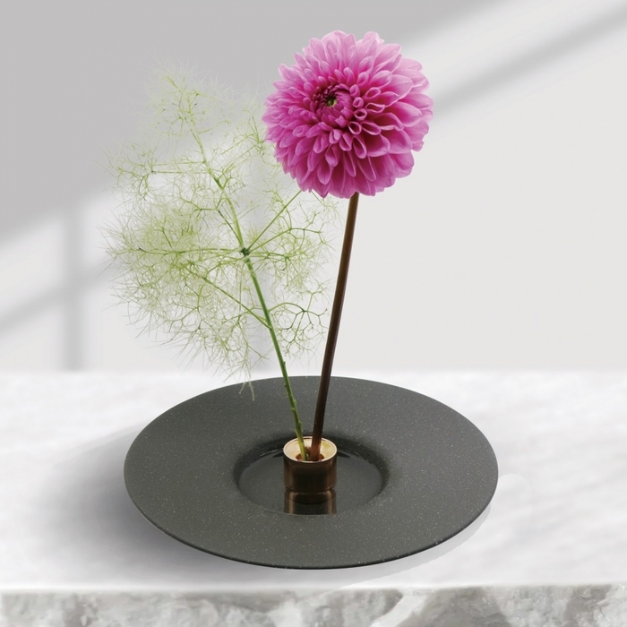 4027137_this_tiny_cylinder_can_turn_anything_into_a_ikebana_vase_1 (700x700, 228Kb)