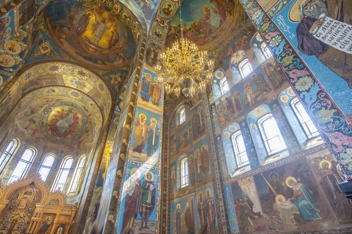 3790308_lowangleshotofthechurchofthesavioronbloodsinteriorinstpetersburgrussia_1816248359 (700x466, 320Kb)