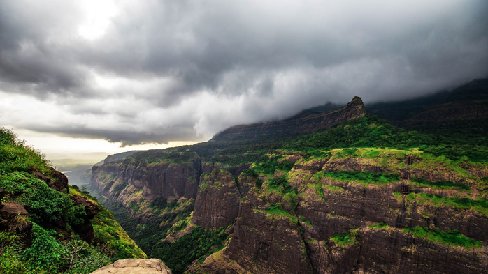 Dark clouds over the Western Ghats, Pune (700x393, 308Kb)