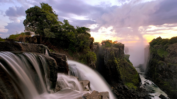Devils cataract sunrise at Victoria Falls in Zimbabwe (700x393, 309Kb)