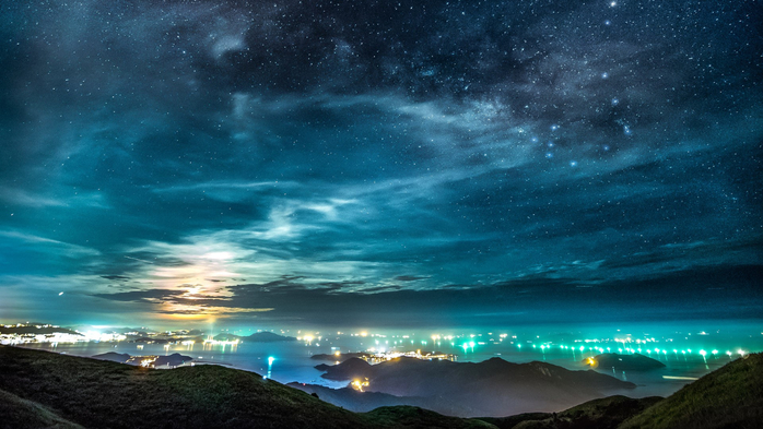 Dramatic summer night sky with the Moon over Hong Kong cityscape, China (700x393, 328Kb)