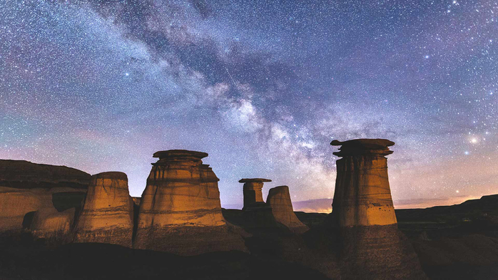 Milky-way over hoodoo rock formations, Drumheller, Alta. (700x393, 307Kb)