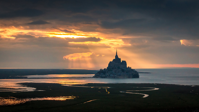 Mont Saint-Michel in a beautiful light and shadow (700x393, 258Kb)