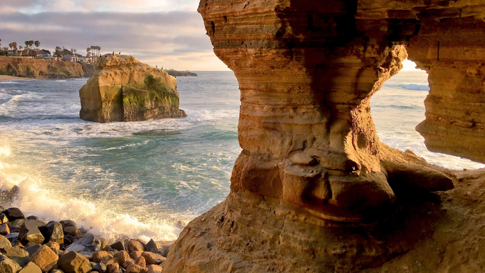 Natural rock formations along beach coastline, Sunset Cliffs, California, USA (700x393, 392Kb)