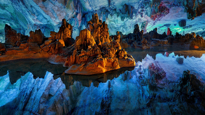 Reflections in still water inside the Reed Flute Cave, Guilin, China (700x393, 470Kb)