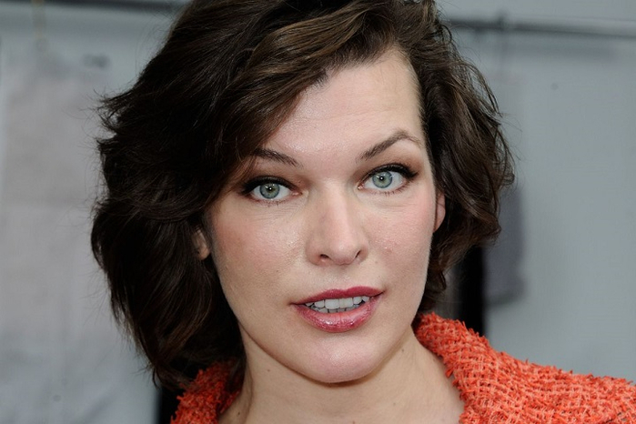 milla-jovovich-at-chanel-haute-couture-fall-winter-2016-2017-show-in-paris-07-05-2016_2 (700x466, 257Kb)