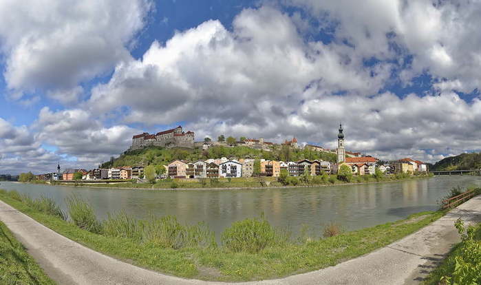 Burghausen-castle-panoramic-view (900x614, 40Kb)