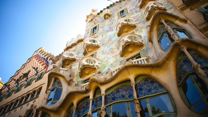 Casa Batlló building designed by Antoni Gaudí, Barcelona, Catalonia, Spain (700x393, 420Kb)