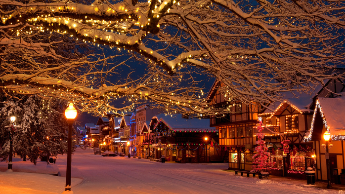 Christmas holiday lights in the Bavarian-style village of Leavenworth, Washington, USA (700x393, 534Kb)