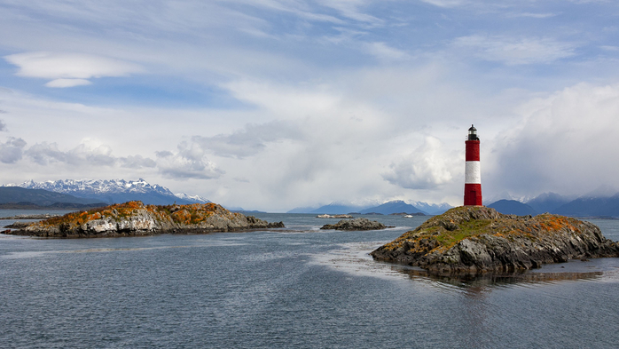 Beagle Channel with Les Eclaireurs Lighthouse near Ushuaia, Tierra del Fuego, Argentina (700x393, 282Kb)
