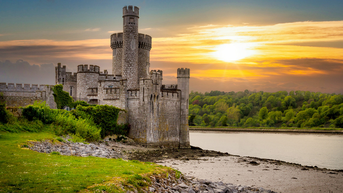 Blackrock Castle on the banks of the River Lee and observatory in Cork at sunset, Ireland (700x393, 390Kb)