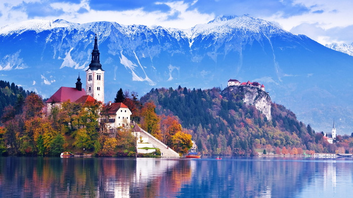 Bled with lake, island, castle and mountains in background, Slovenia (700x393, 397Kb)