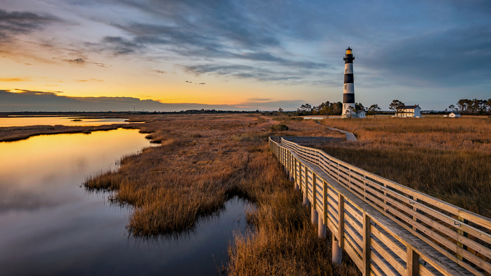 Bodie Island lighthouse along North Carolina Outer Banks just before dawn, USA (700x393, 353Kb)