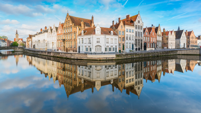 Buildings reflected on the canals of Bruges, Belgium (700x393, 351Kb)