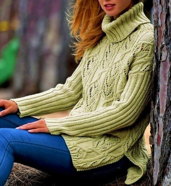 Вязание спицами. Удлиненный свитер с боковыми разрезами.