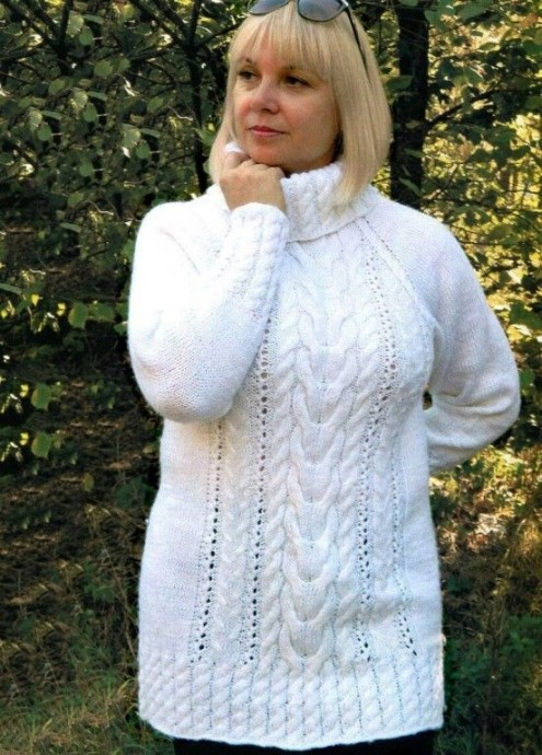 Вязание спицами. Белый свитер-туника узором из кос.