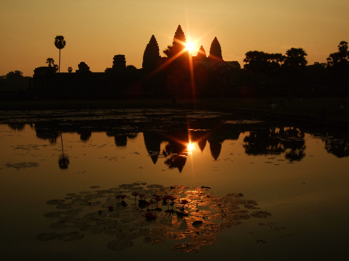 sea-water-sun-sunrise-sunset-sunlight-morning-dawn-dusk-pond-evening-orange-reflection-temple-cambodia-complex-angkor-wat-viewing-kambotscha-atmospheric-phenomenon-lilipads-1189245 (700x525, 333Kb)