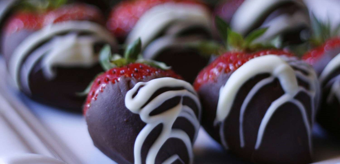 845742-chocolate-covered-strawberries-Cathy-Van-de-Moortele-1x1-1-582050714d4045a1b10e2fea756afa95 (700x337, 193Kb)