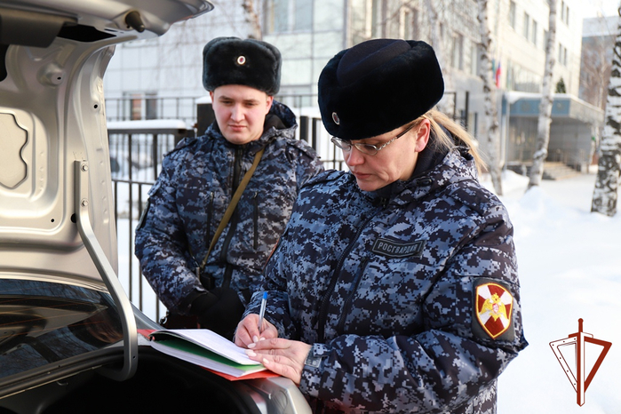 7290319_Sotrydniki_Rosgvardii_sovmestno_s_policeiskimi_proveryaut_izbiratelnie_ychastki_na_territorii_Ugri_nakanyne_viborov_Prezidenta_Rossii (700x466, 387Kb)