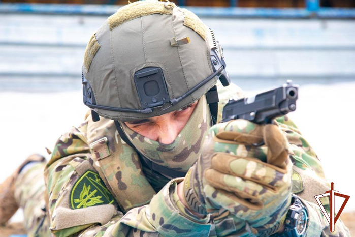 7290319_Sotrydniki_SOBR_Rosgvardii_okazali_sodeistvie_policeiskim_v_zaderjanii_narkosbitchika_v_Ugre (700x466, 314Kb)