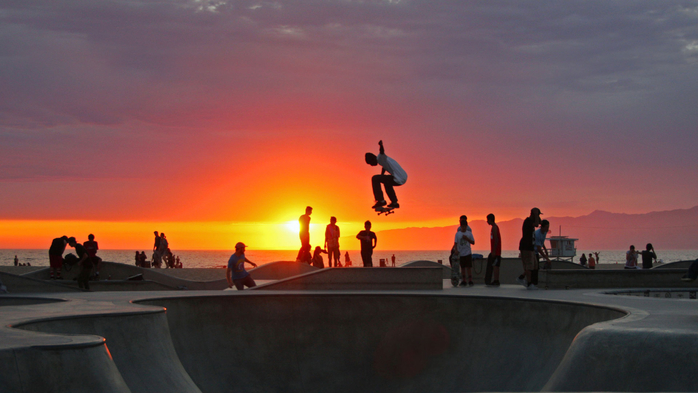 Skateboarding at Venice Beach, California (700x393, 278Kb)