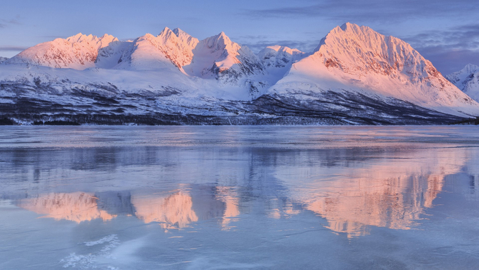 Snowy peaks at frozen Lake Jaegervatnet at sunset, Stortind, Lyngen Alps, Troms, Lapland, Norway (700x393, 300Kb)