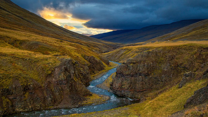 Storm clouds over River Canyon in autumn, Tröllaskagi, Iceland (700x393, 407Kb)