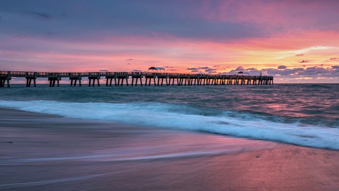 Sunrise at Lake Worth Pier at Lake Worth Beach, Palm Beach County, Florida, USA (700x393, 244Kb)