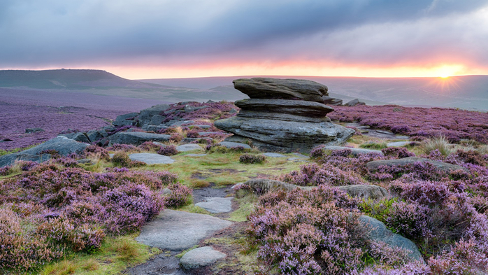 Sunrise at Over Owler Tor above Surprise View in the Peak District National Park, Derbyshire, England, UK (700x393, 392Kb)