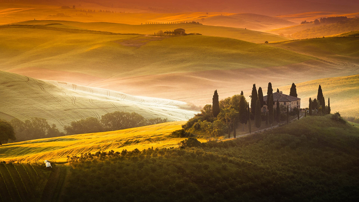 Sunrise in Tuscany, Val dOrcia hills and Podere Belvedere, near Pienza, Italy (700x393, 310Kb)