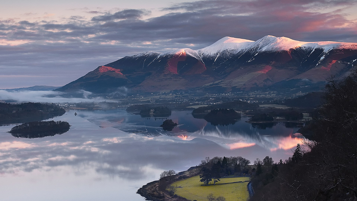 Sunrise over Skiddaw, Blencathra, Derwent Water and the town of Keswick, Cumbria, England, UK (700x393, 253Kb)