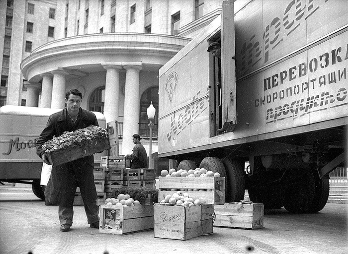 ссср В гостиницу Украина привезли скоропортящиеся продукты, Москва 1958 год (700x512, 273Kb)