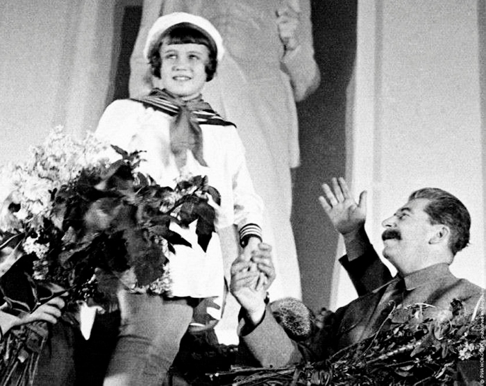 ссср и весело, и страшно. Товарища Сталина приветствуют юные пионерки, 1935 (700x556, 248Kb)