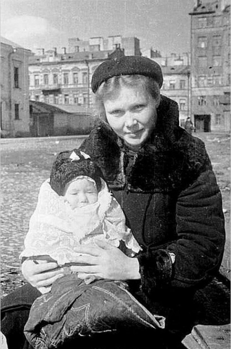 ссср На прогулке в блокадном Ленинграде. Весна 1943 года (463x700, 197Kb)