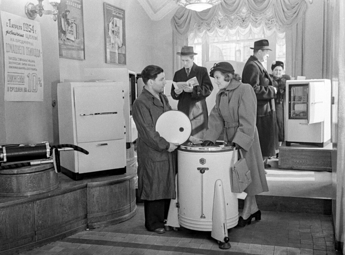 ссср Продажа холодильников и стиральных машин в ГУМе, 1954 год (700x518, 222Kb)