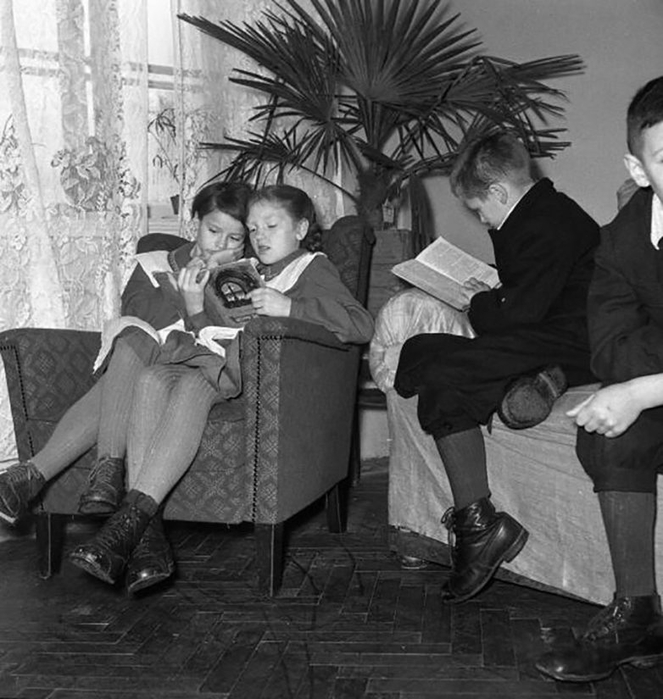 ссср Свободное время после занятий, 1956 год (663x700, 253Kb)