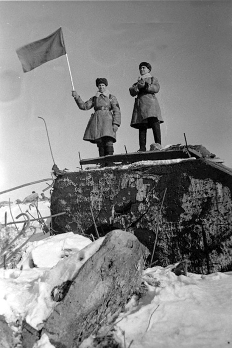 ссср Советские бойцы на взятом доте на Карельском перешейке. 1940 г (465x700, 191Kb)