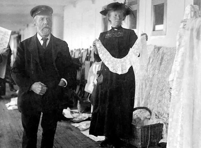 Женщина продаёт ирландское кружево на борту «Титаника», 11 апреля 1912 года (700x515, 183Kb)