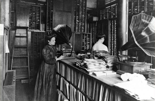 канада В магазине грамзаписей, Монреаль, 1910 год (640x418, 134Kb)