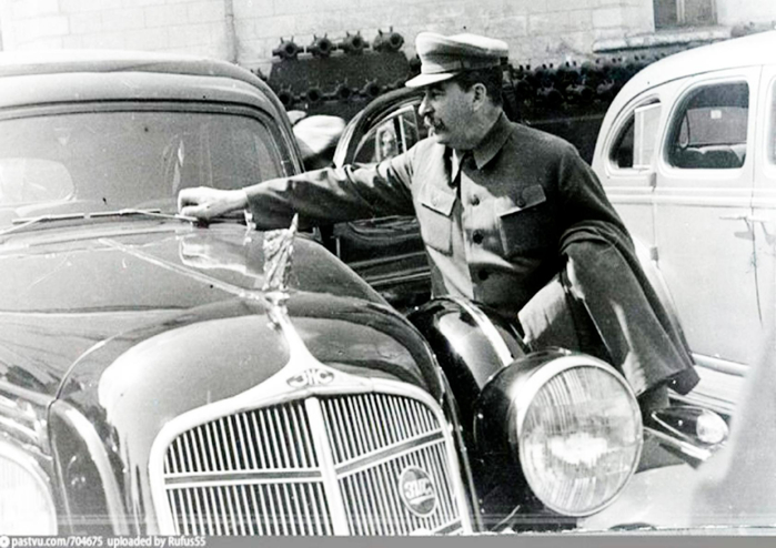 ссср Автовладелец снимает щётки стеклоочистителей во избежание кражи. ЗС–101, 1936 год (700x494, 261Kb)
