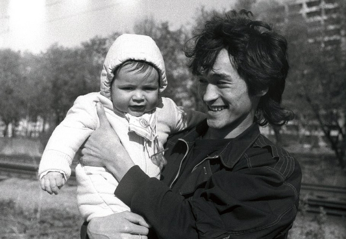ссср Виктор Цой с сыном Сашей. 1985 год (700x483, 240Kb)