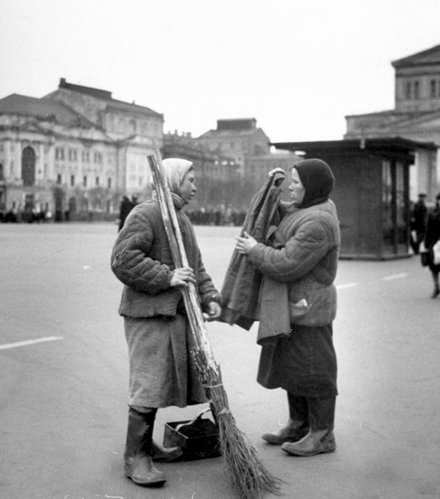 ссср Дворничихи, Москва 1947 год (616x700, 197Kb)