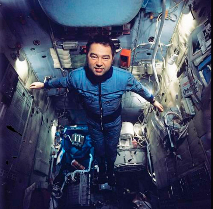ссср Космонавт Георгий Гречко на борту космического комплекса «Союз-26» – «Салют» – «Союз-27». 1978 год (700x687, 437Kb)